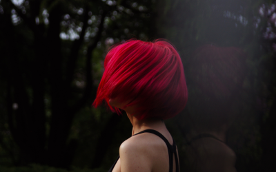 Cheveux et Émotions : Ce que Votre Coupe Révèle Vraiment de Vous