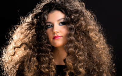 Les Cheveux Qui Parlent : Quand Nos Mèches Révèlent Nos Émotions