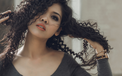 Cheveux 2024 : nanotechnologie, waterless et microbiome révolutionnent nos routines capillaires