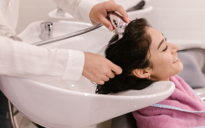 Soins capillaires 2024: science, économie et personnalisation révolutionnent nos cheveux